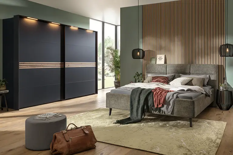 Ordnung trifft Entspannung.   Dieses Schlafzimmer begeistert mit klaren Linien, sanften Farben und cleverem Stauraum. Der perfekte Rückzugsort für alle, die Wert auf Design und Funktion legen.